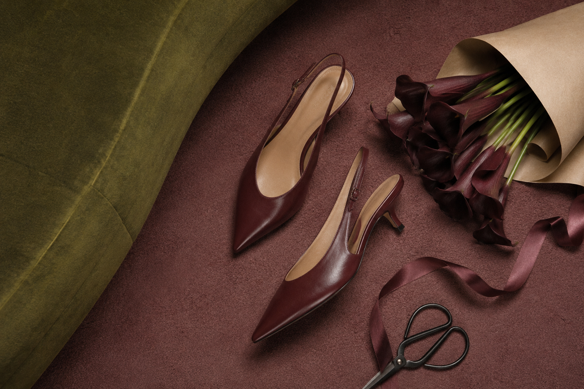 Still life com sapatos Anacapri, flores e tesoura